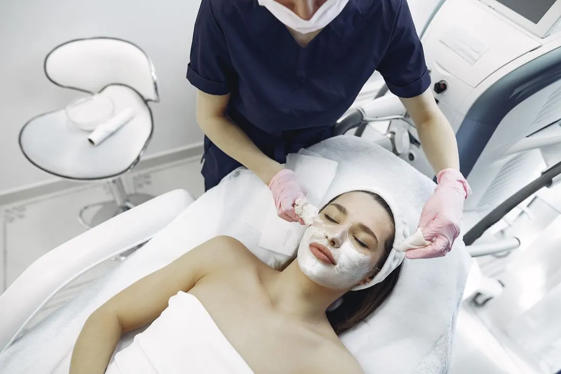 Beautician memberikan perawatan wajah