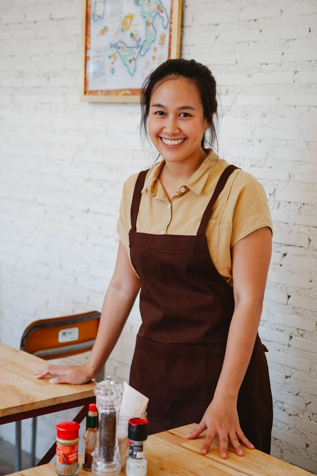 Professional tersenyum setelah lulus onboarding