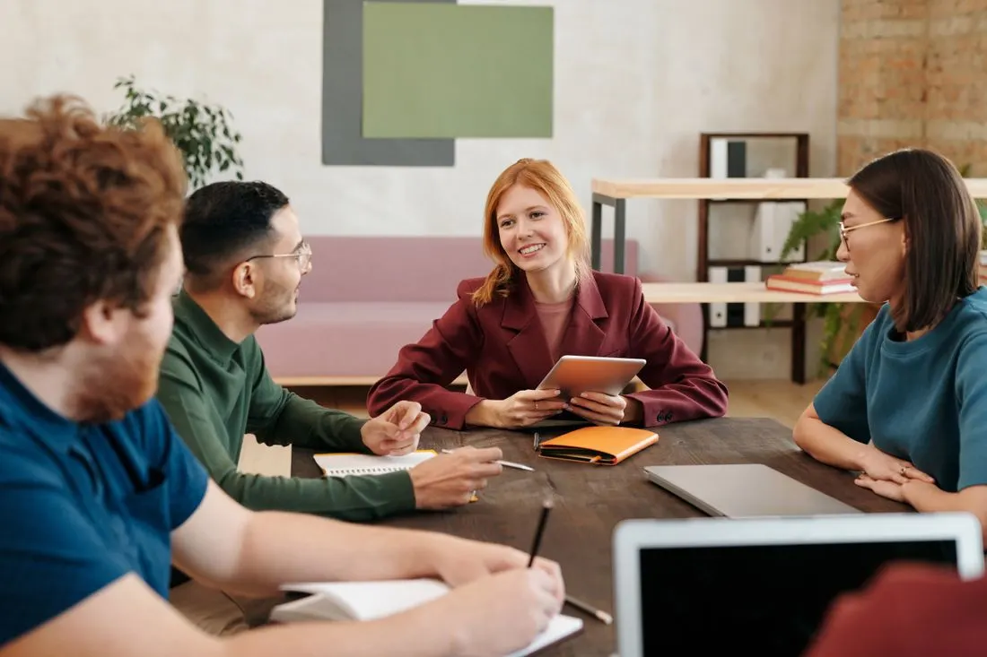 Tim partner berdiskusi mengelola jaringan